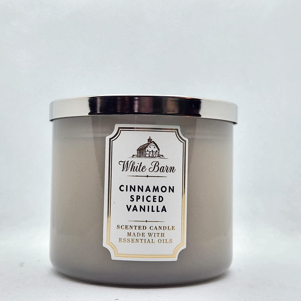 Vela Bath & Body Works White Barn 3 mechas con canela especiada vainilla para ambientar espacios.