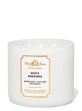 Bath & Body Works White Barn vela 3 mechas, llama encendida y aroma suave.