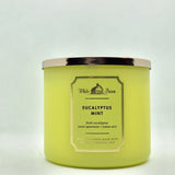 Vela White Barn Bath & Body Works, empaque elegante, ambientación agradable en sala.