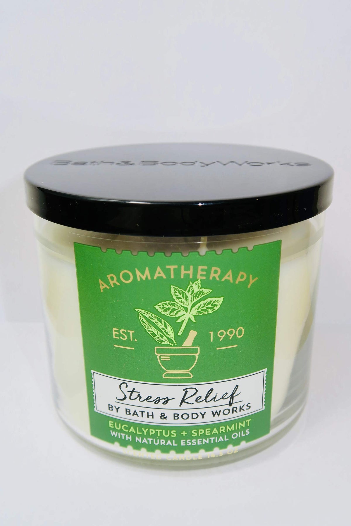 Vela Bath & Body Works aromaterapia con eucalipto y menta para relajación en casa.