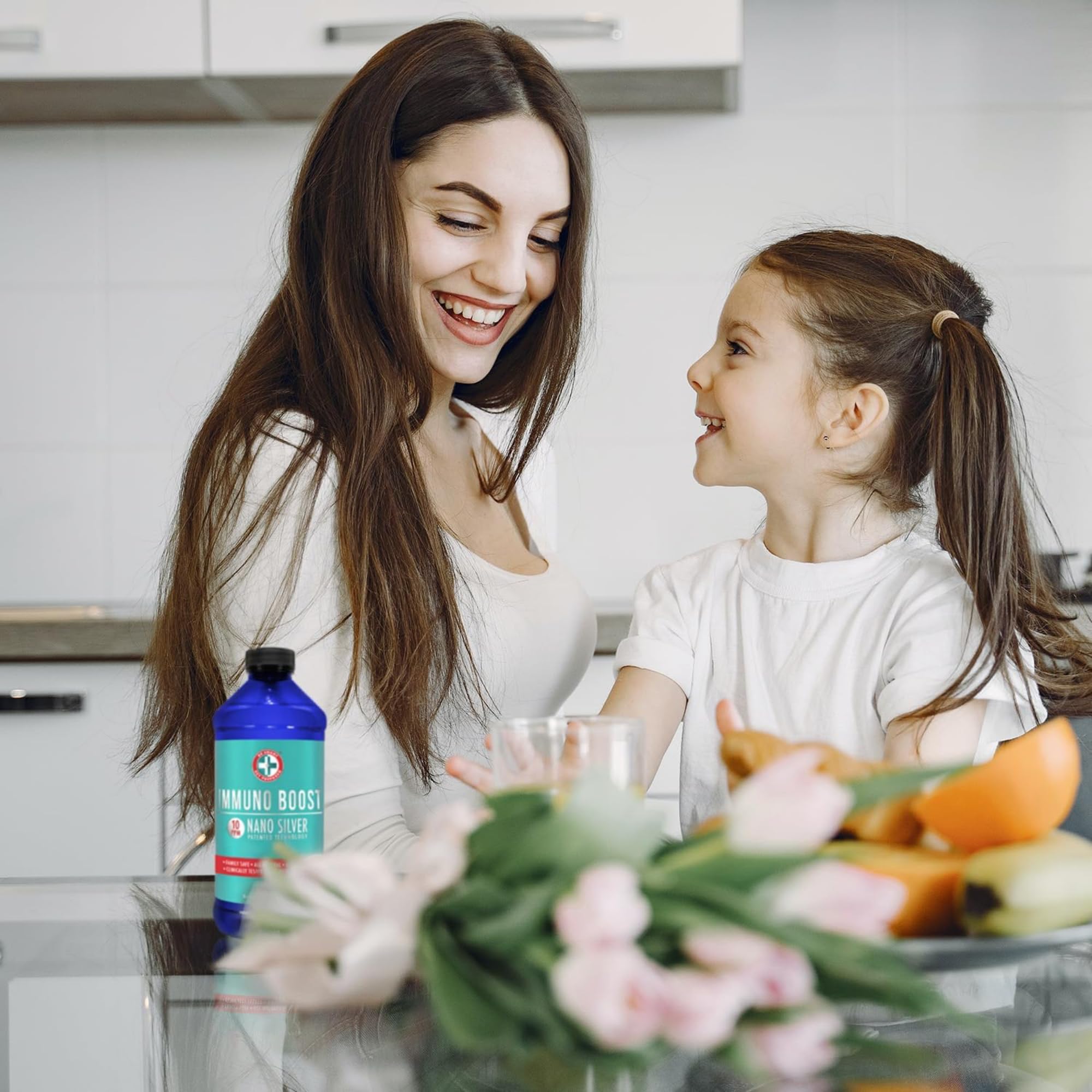 Be Smart Get Prepared Nano Silver Immuno Boost, familia alrededor de la mesa usando el producto.