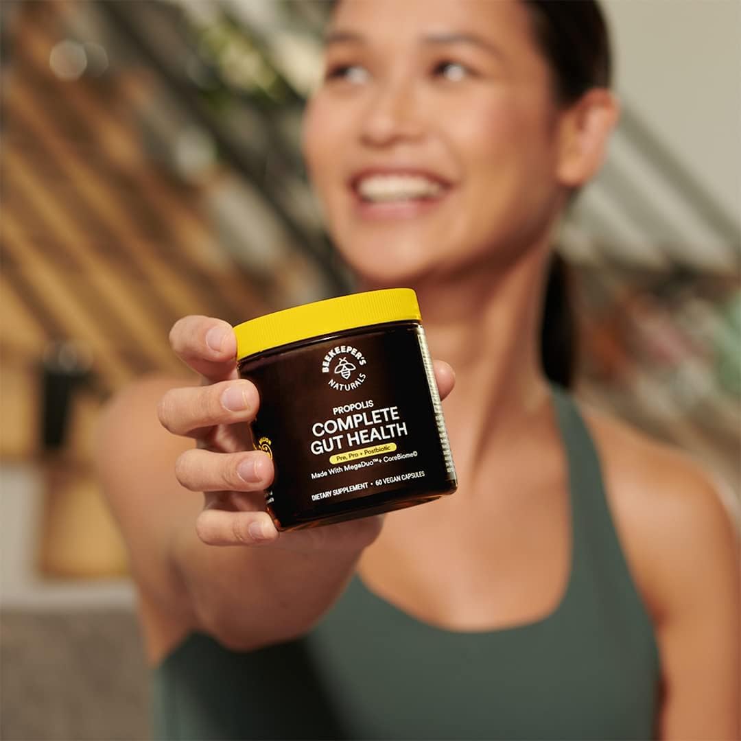 Beekeeper's Naturals Complete Gut Health fórmula vegetariana sin gelatina para consumo consciente.