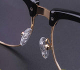 BEHLINE: detalle de rosca para instalación segura en gafas.