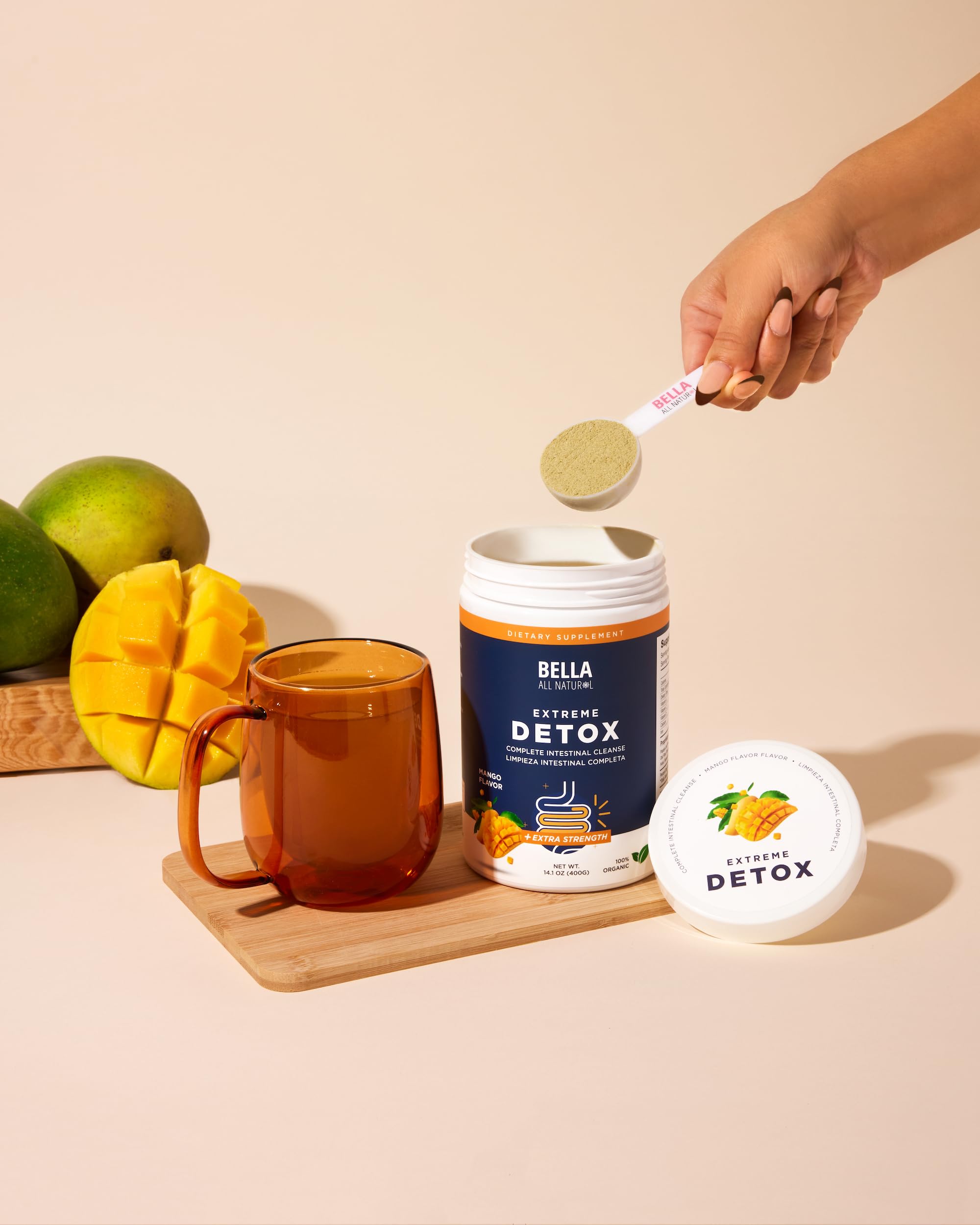 Bella All Natural Detox Mango, taza lista para verter en líquido.
