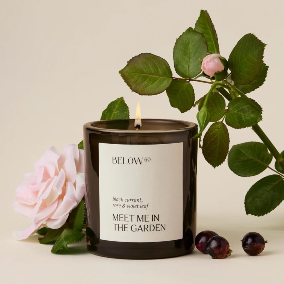 Vela Below 60 Meet Me in The Garden, frasco elegante para aroma duradero.