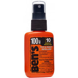 Ben's 100% DEET en uso al aire libre, ideal para camping y senderismo.