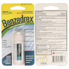 Benzedrex inhalador de vapor con diseño portátil para uso práctico.