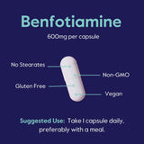 BESTVITE Ultra Benfotiamina, persona tomando cápsula para posibles beneficios de claridad mental y circulación.