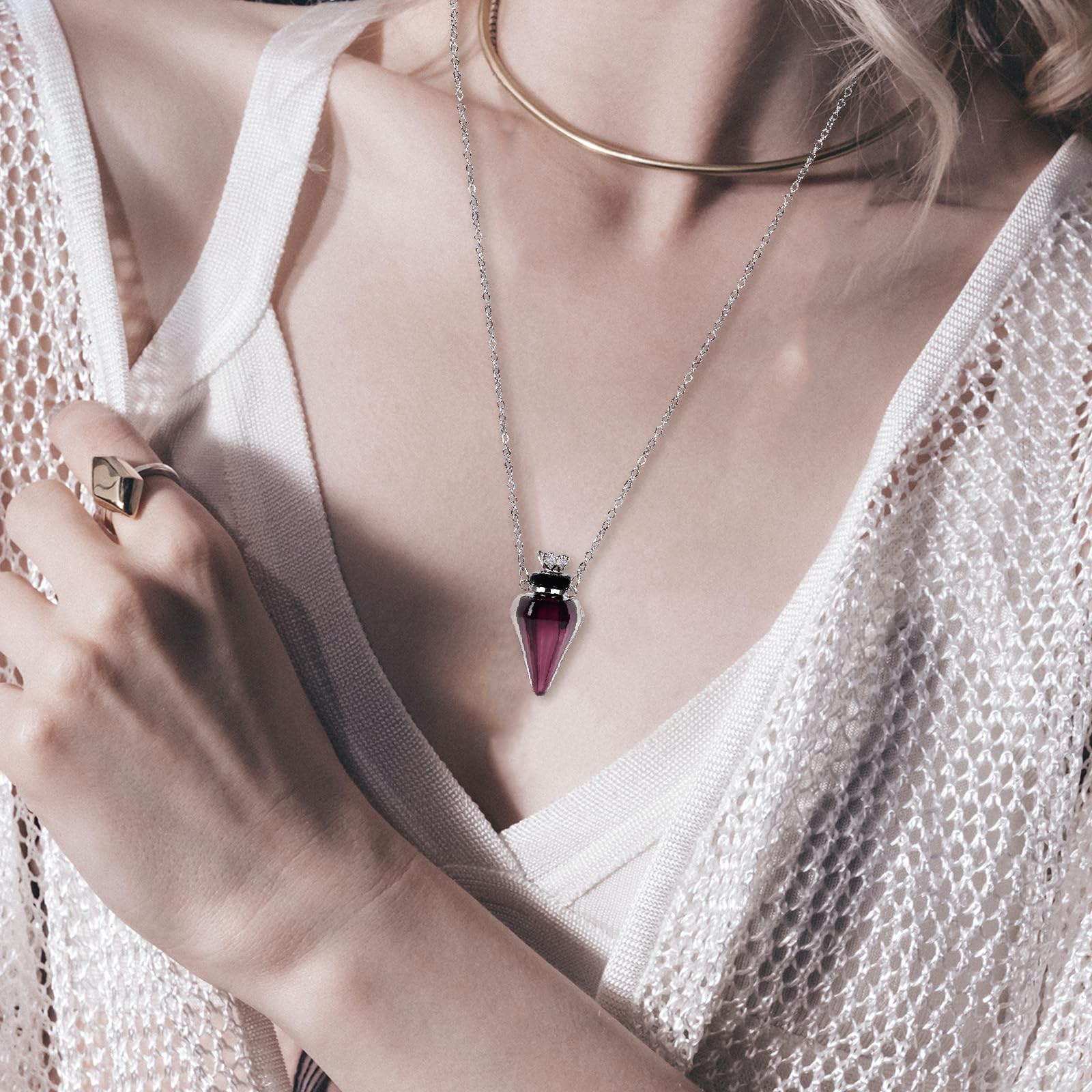 Accesorio de joyería y difusor portátil para llevar fragancia.