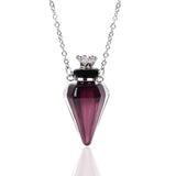 Collar Biiange con frasco de perfume morado en forma de diamante.