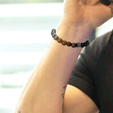 Detalle de piedras tigre ojo y obsidiana negra en pulsera bike8