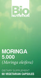 Bio Nutrition Moringa 5000 mg, cápsulas en mano para referencia de tamaño.