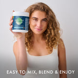 BIOHM Digestive Greens mezcla con agua fría para una bebida refrescante
