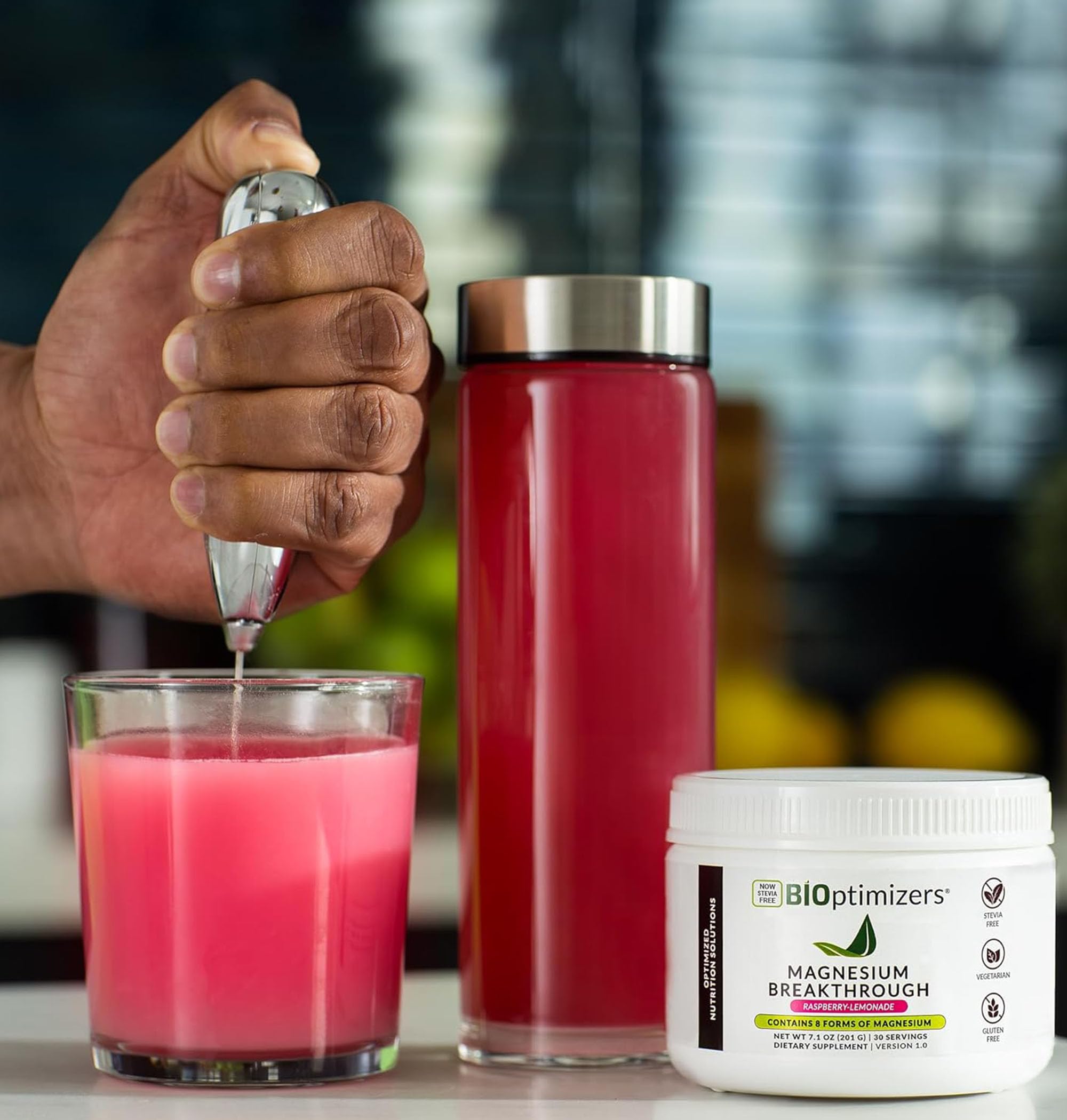 BiOptimizers Magnesium Breakthrough, primer plano de uso nocturno para descanso