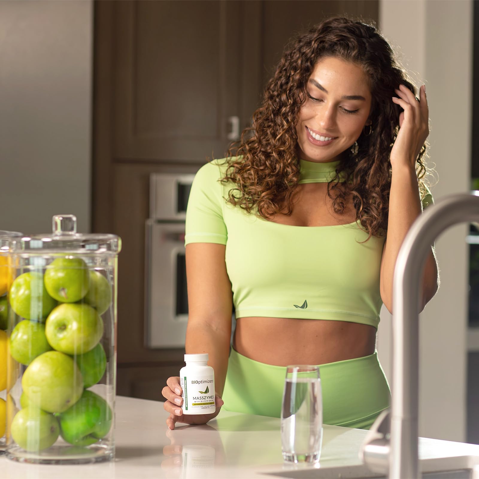 BIOptimizers MassZymes en la mano, cápsulas para mejorar la digestión tras comidas.