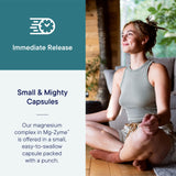 Mg-Zyme: cápsulas sobre mesa para rutina nocturna y descanso suave