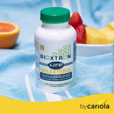 Manos sosteniendo cápsulas de Bioxtron Life