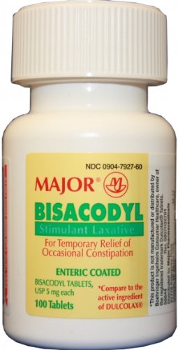 Bisacodyl tableta 5 mg en botella para alivio ocasional del estreñimiento.