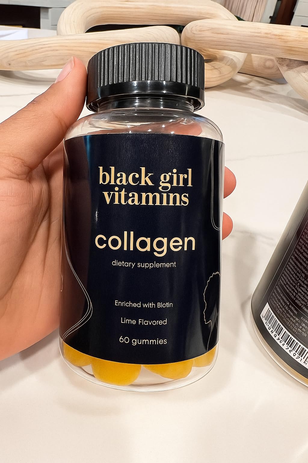 Detalle de ingredientes y empaque de gomitas con sabor lima Black Girl Vitamins.