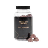 Gominolas de hierro Black Girl Vitamins siendo vertidas para dosificación diaria.