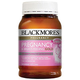 Blackmores Embarazo y Lactancia Oro, cápsulas en mano, ideal para ingesta diaria de nutrientes.