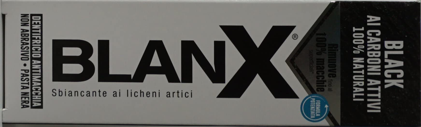 BlanX pasta dental negra, textura suave durante el cepillado y sensación agradable.