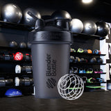 BlenderBottle Classic, tapa clip y cierre hermético para transporte seguro.
