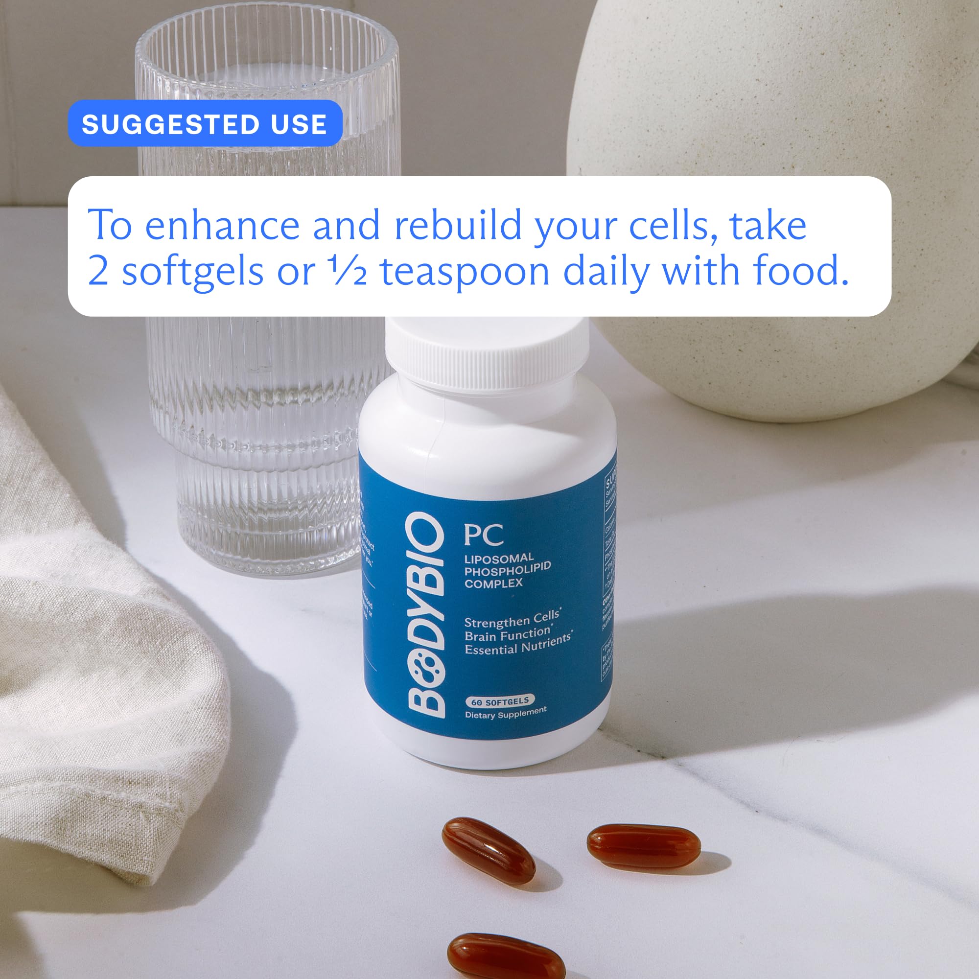 BodyBio PC: mano sosteniendo la botella para uso cómodo.