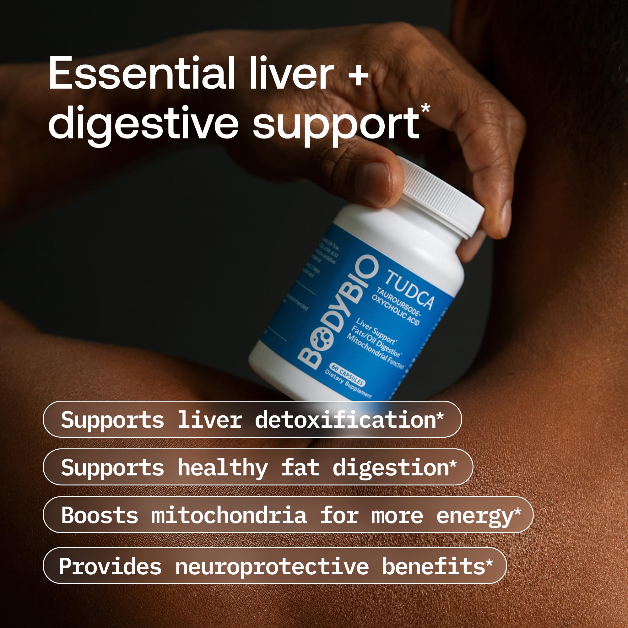 BodyBio TUDCA mano sosteniendo frasco: diseño compacto para uso diario.