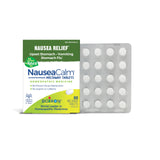 Boiron NauseaCalm tabletas meltaway en la mano, alivio suave para náuseas ocasionales.