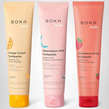 Tres tubos abiertos con sabores variados de Boka para toda la familia