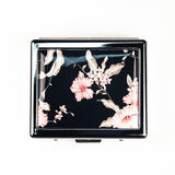 BOKAAW organizador de pastillas Vintage Flower, frente elegante para uso diario.