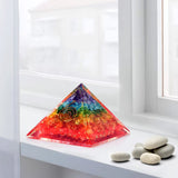 Bombay Crystals Export – pirámide orgonita energiza el espacio para rituales diarios.