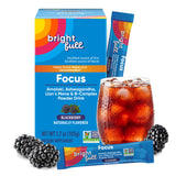 BRIGHTFULL Focus en botella vertiendo bebida de mora para claridad mental