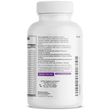 Bronson One Daily Multivitamin: tabletas en mano para rutina de salud 50+.