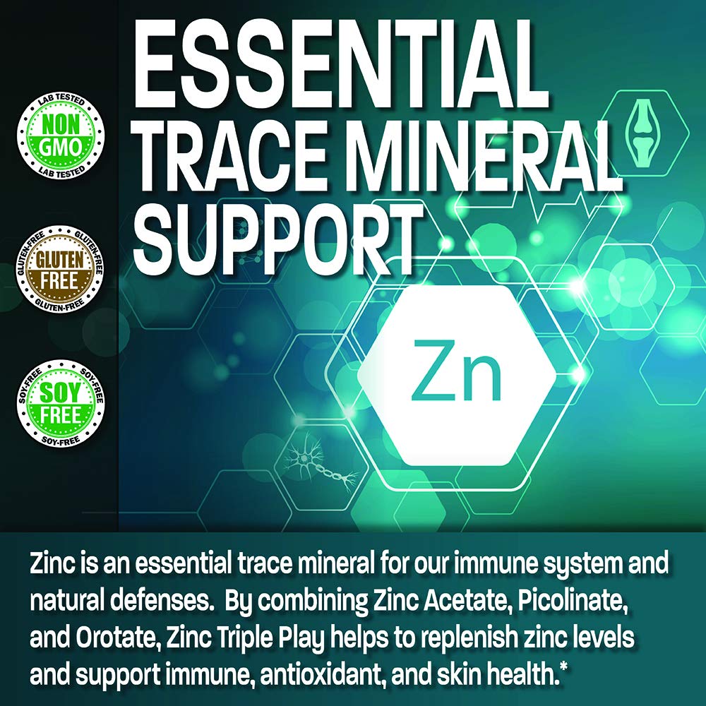 Persona sosteniendo la botella de Bronson Zinc Triple Play para uso diario.