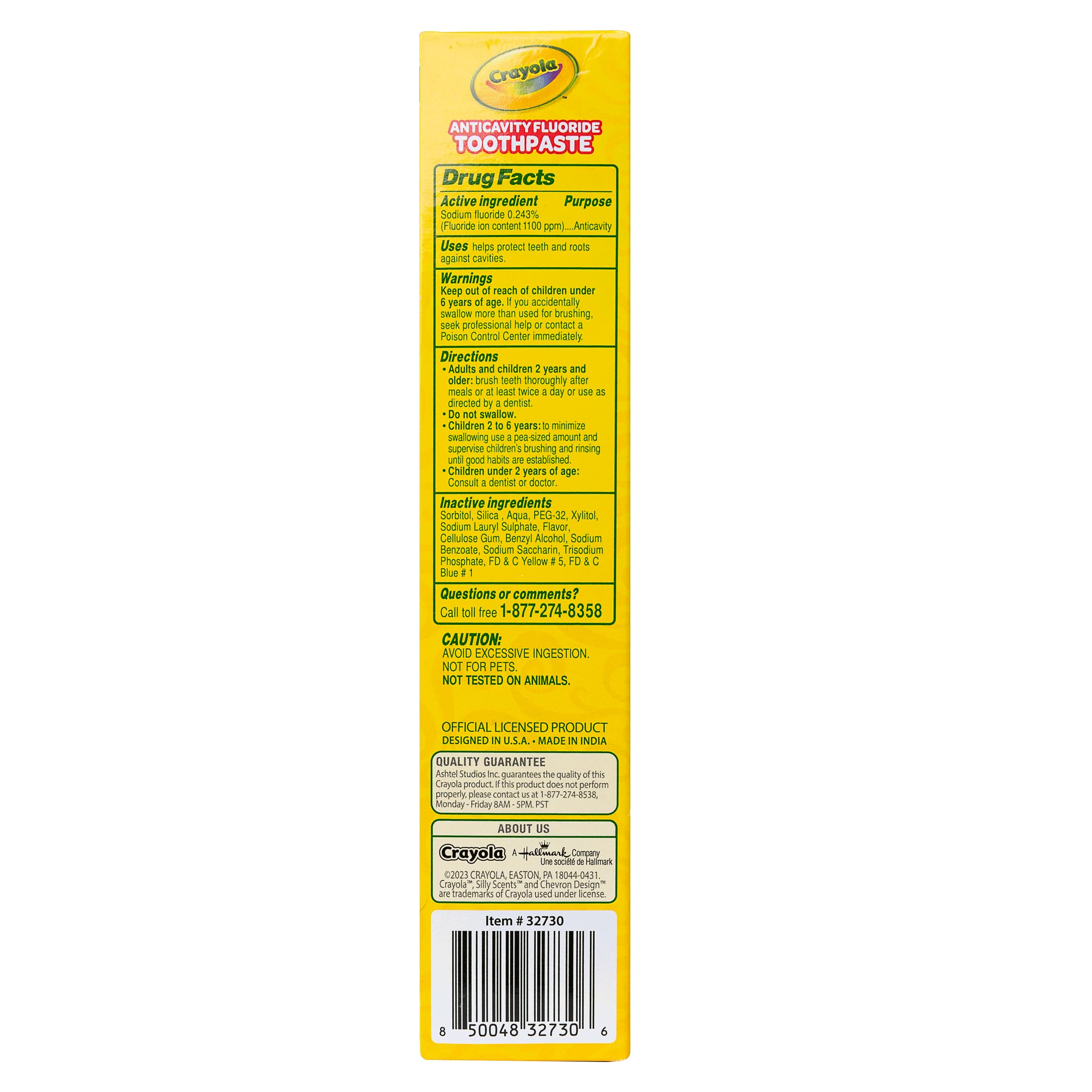 Niño cepillando Brush Buddies Crayola Silly Scents pasta dientes, sabor sandía que motiva el cepillado.