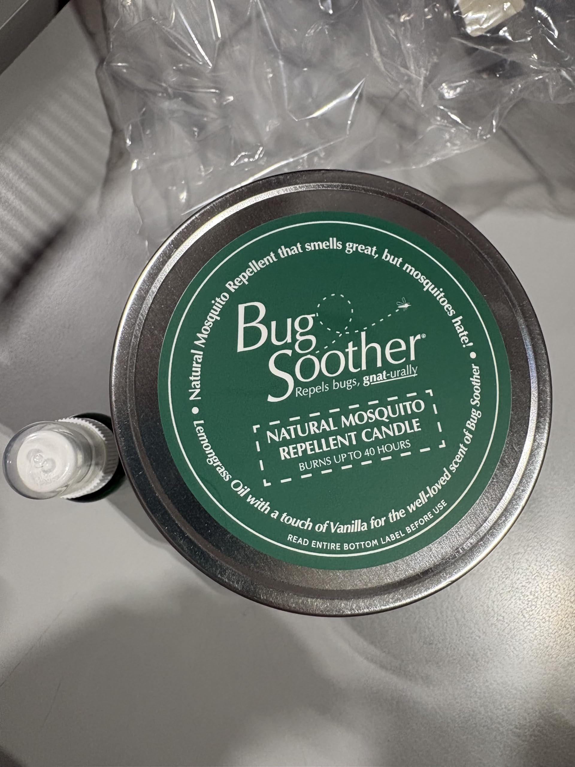 Quema limpia y sin tintes artificiales en vela Bug Soother exterior.