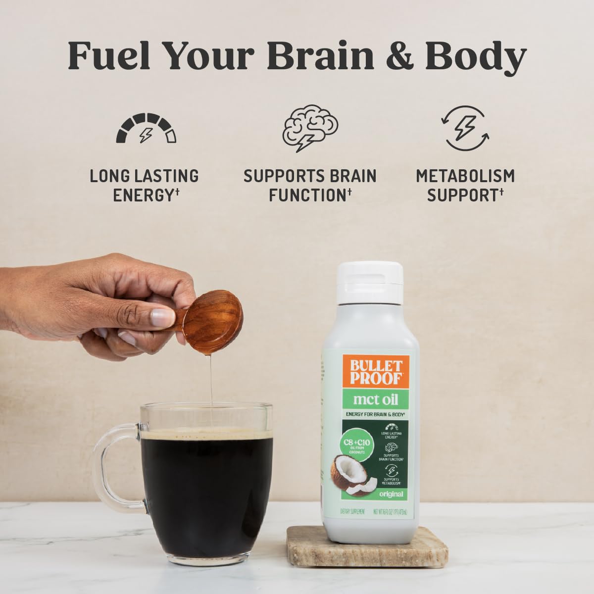 Bulletproof C8 y C10 MCT Aceite vertido en taza para iniciar el día.