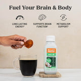 Bulletproof C8 y C10 MCT Aceite vertido en taza para iniciar el día.