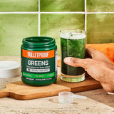 Bulletproof Greens etiqueta destacando vitaminas y superalimentos para bienestar