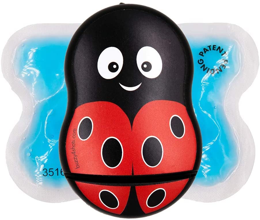 Buzzy Personal en la mano: alivio del dolor de inyección con vibración fría.