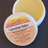 Pétalos de calendula visibles, promueven cuidado suave de la piel.