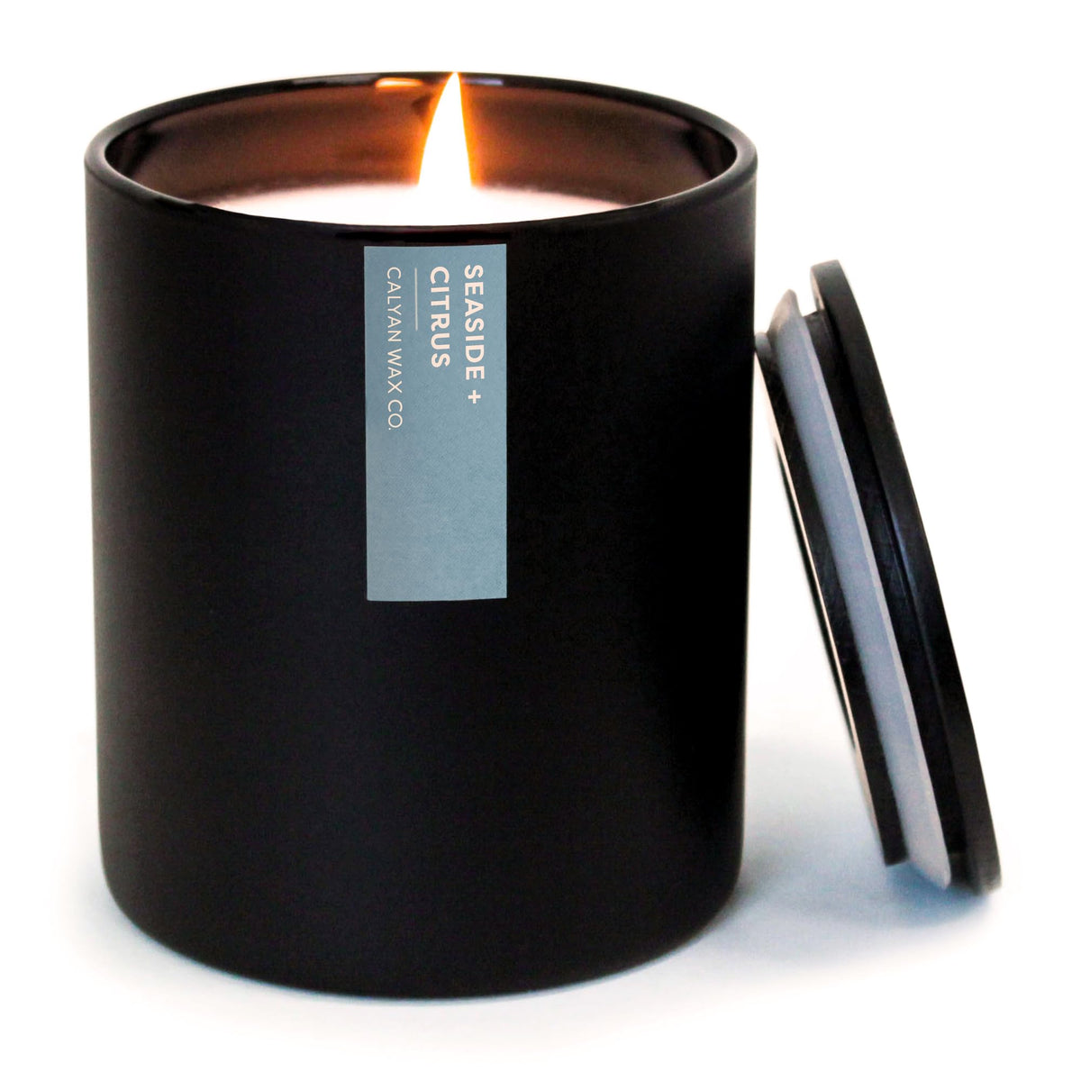 Calyan vela marino cítrico en tarro negro, ideal para ambientar la sala