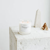 Ambiente elegante con la vela Calyan Wax Co. Pomelo y Flora en la sala.