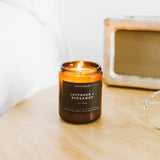 Vela Calyan Wax Co. en ambiente hogareño para crear calma y serenidad