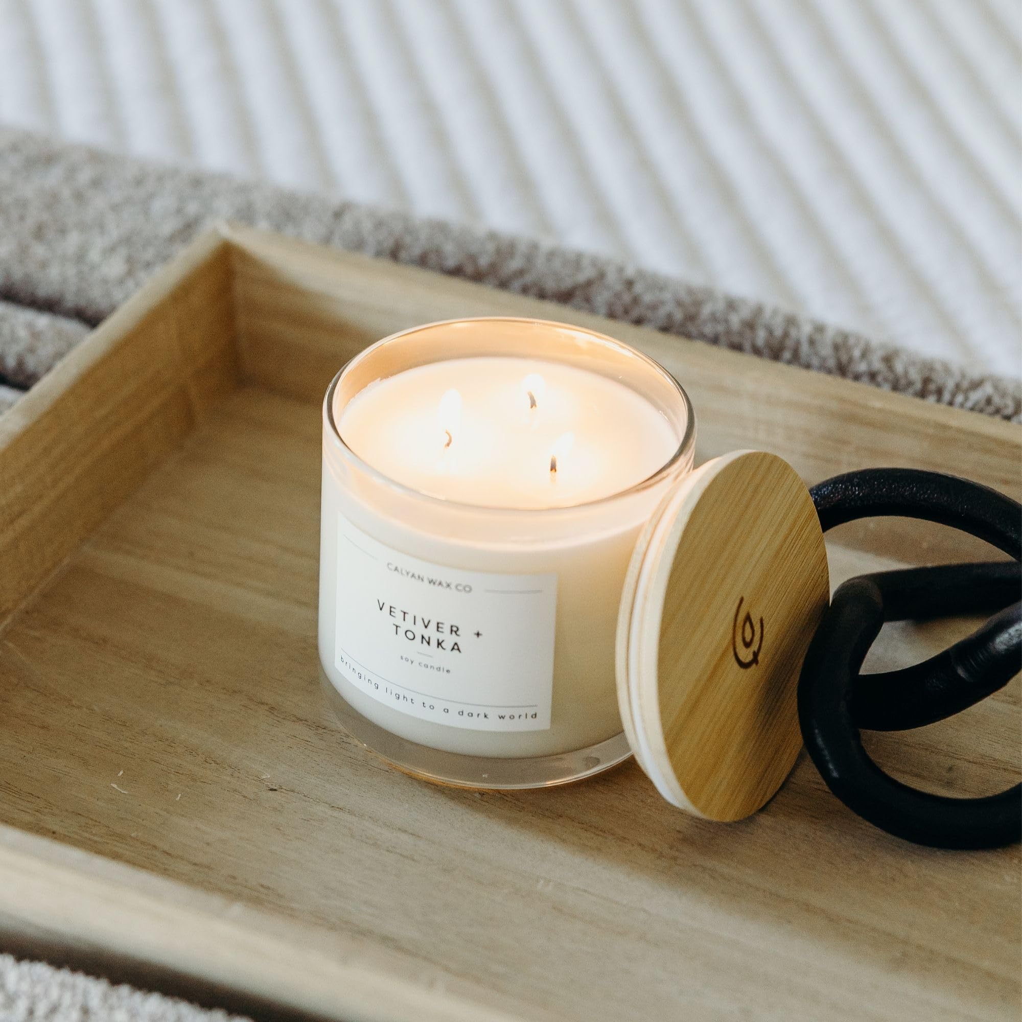 Aroma de ámbar, rosa, cardamomo y tonka en vela Calyan Wax Co.