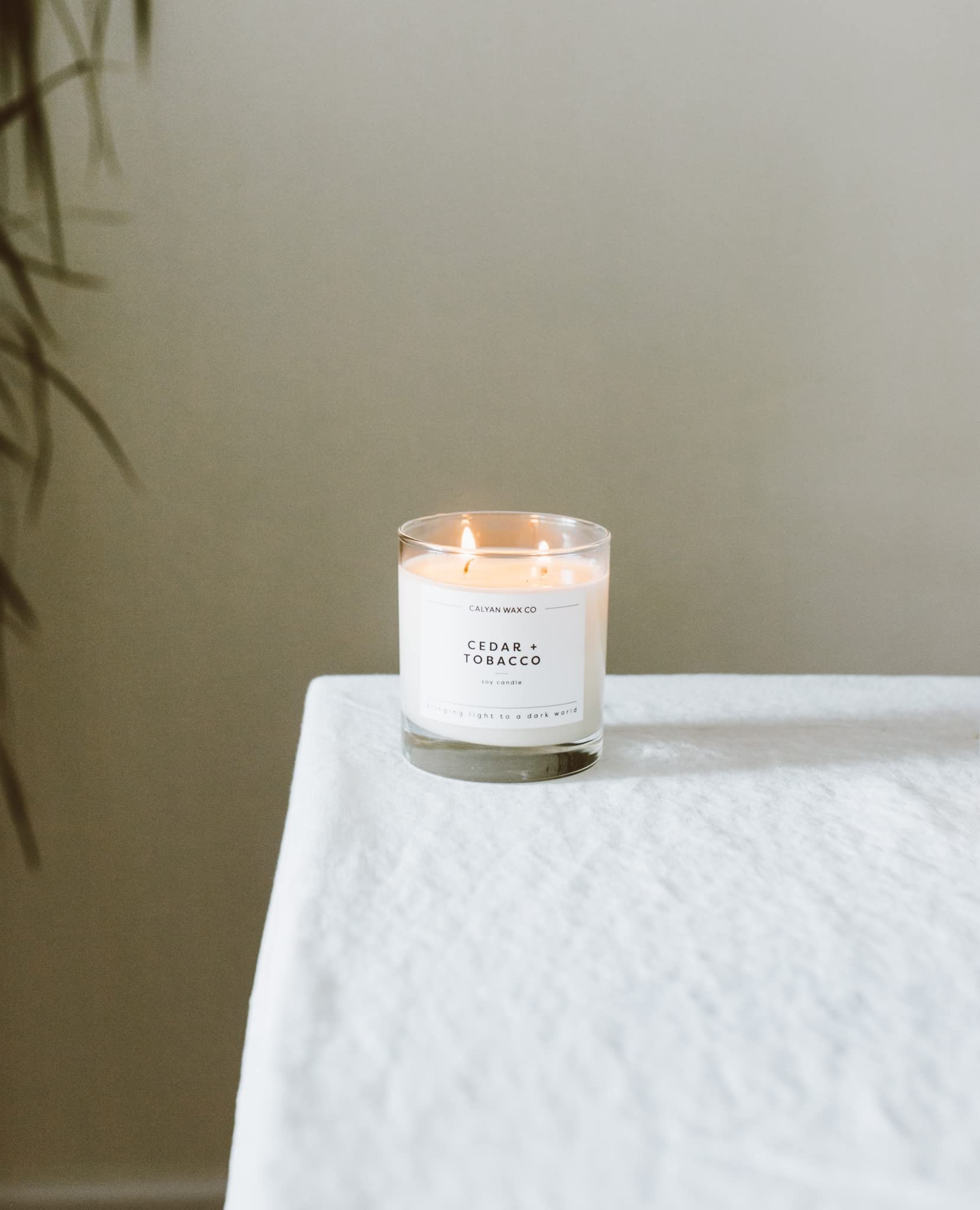 Calyan Wax Co. Cedar & Vanilla, aroma terroso para un ambiente calmado.
