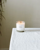 Calyan Wax Co. Cedar & Vanilla, aroma terroso para un ambiente calmado.