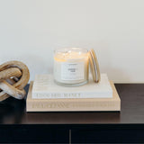 Ambiente relajante con vela Calyan Aspen y Fog en sala